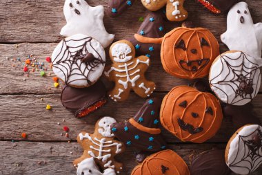 Komik gingerbread Cadılar Bayramı tablo yakın çekim. yatay olarak