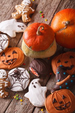 Komik Cadılar Bayramı gingerbread çerezleri ve kabak. Dikey üst VI