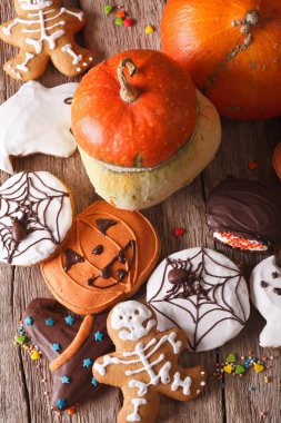 Cadılar Bayramı gingerbread çerezleri ve kabak portre. Dikey üst