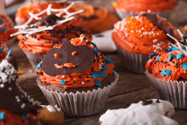 Halloween jack yakın çekim tablo ile cupcakes. Yatay