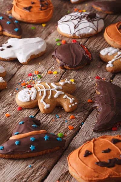 Gingerbread Halloween close-up on the table. Vertical — Stock Photo, Image