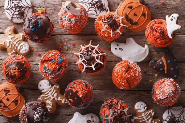 Bolinhos de Halloween e biscoitos de gengibre. vista horizontal superior — Fotografia de Stock