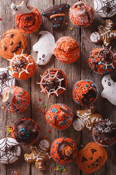 Bolinhos de Halloween e biscoitos de gengibre. vista superior vertical — Fotografia de Stock