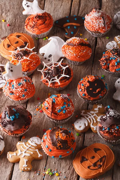 Bolinhos de Halloween tradicionais e biscoitos de gengibre. Vertical — Fotografia de Stock
