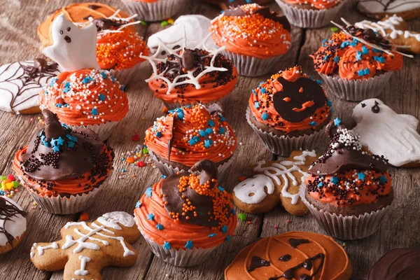 Традиційні кекси на Хелловін та імбирне печиво. горизонт — стокове фото