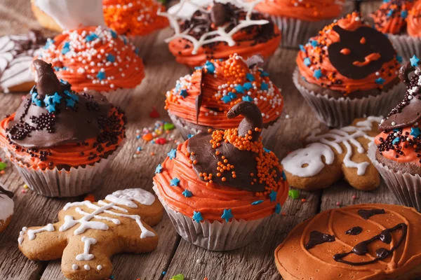 Bolinhos de Halloween e biscoitos de gengibre close-up. Horizontal — Fotografia de Stock