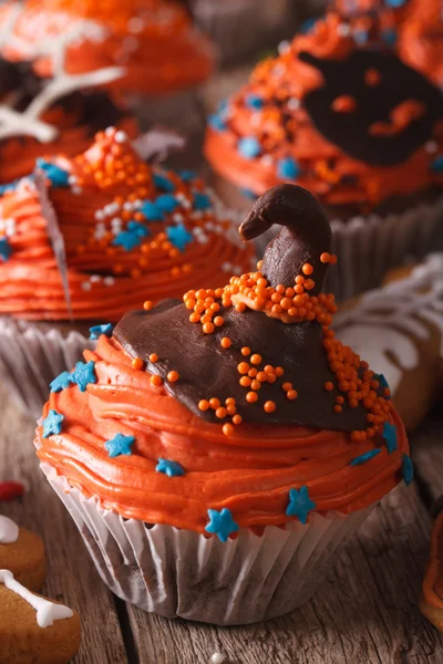 Cupcakes Απόκριες με μάγισσες σοκολάτα καπέλο κάθετη κινηματογραφήσεων σε πρώτο πλάνο — Φωτογραφία Αρχείου