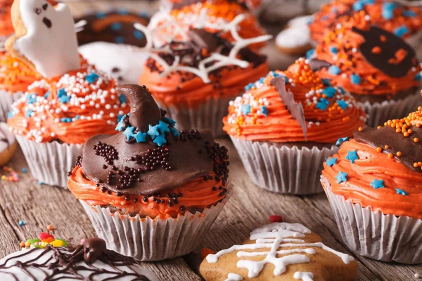 Festive Halloween cupcakes close-up on the table. horizontal — Stock Photo, Image