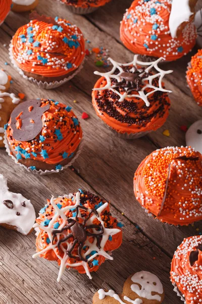 Cupcakes de Halloween naranja de cerca en la mesa. Parte superior vertical vi — Foto de Stock