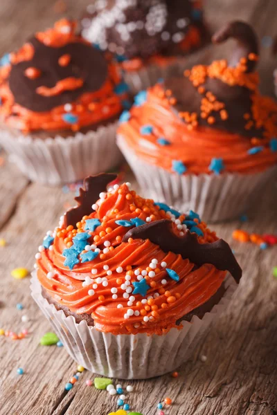 Cupcakes Halloween avec chauve-souris au chocolat sur une table close-up. verti — Photo