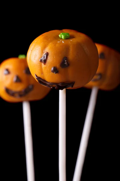 La torta di zucca di Halloween si apre isolata su un nero. Verticale — Foto Stock