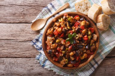 Caponata patlıcan bir ahşap plaka ile. Yatay Üstten Görünüm