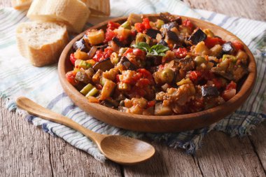 İtalyan meze Caponata yakın bir ahşap plaka üzerinde çekim. Horizonta