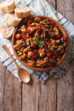 Caponata patlıcan bir ahşap plaka ile. Dikey Üstten Görünüm