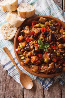 İtalyan Caponata patlıcan yakın çekim bir plaka ile. Dikey t