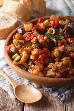 İtalyan meze Caponata yakın bir ahşap plaka üzerinde çekim. Dikey