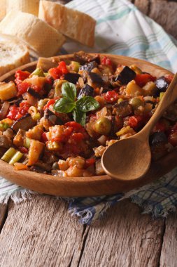 İtalyan Caponata patlıcan yakın bir ahşap plaka üzerinde çekim ile. Vert