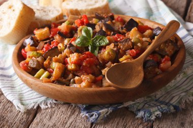 Sicilya Caponata patlıcan yakın bir plaka üzerinde çekim ile. Yatay