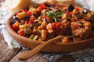 Sicilya Caponata patlıcan closeup ahşap plaka ile. Yatay