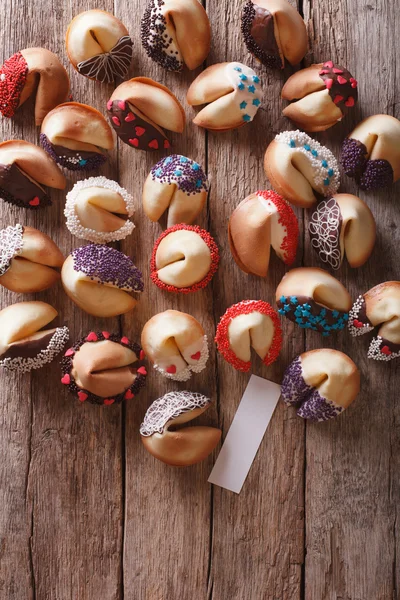Hermosas galletas de la fortuna decoradas con chispas de caramelo. vertical — Foto de Stock