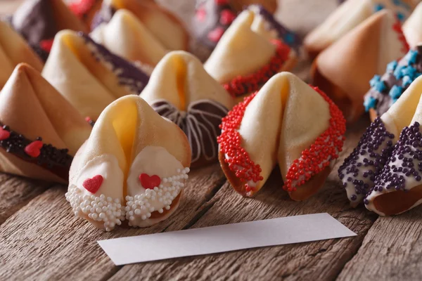 Печенье с предсказаниями, украшенное конфетной крошкой крупным планом. горизонт — стоковое фото