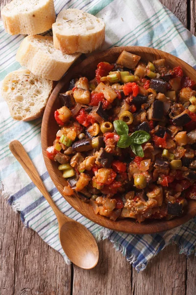 Caponata italiana con berenjenas de cerca en un plato. vertical t —  Fotos de Stock