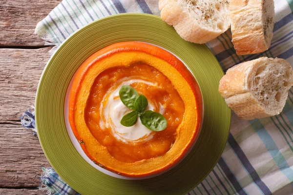 Soup in a baked pumpkin close up. horizontal top view — Stock Photo, Image