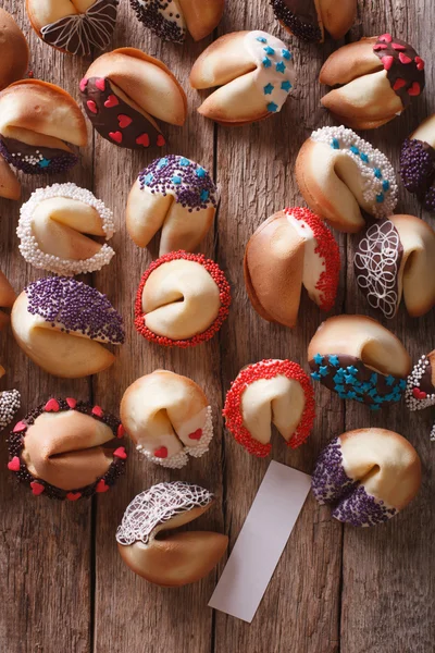 Biscoitos da sorte decorados com doces polvilha closeup. vertical Fotos De Bancos De Imagens