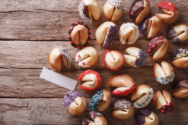 Bonitos biscoitos da sorte decorados com doces polvilhados. Horizontes Imagens De Bancos De Imagens Sem Royalties