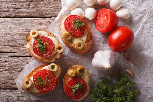 Crostini with tomatoes, olives and cheese closeup. horizontal to — Zdjęcie stockowe