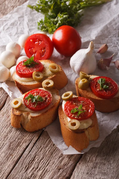 Crispy baked crostini with tomatoes, olives and cheese vertical — 스톡 사진