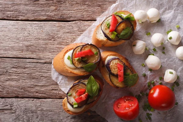 Sandwiches crostini with aubergine, tomato and cheese. horizonta — 스톡 사진
