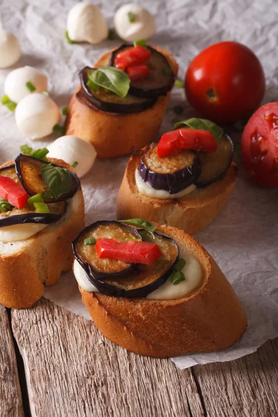 Crostini italiano con berenjena, tomate y queso de cerca. ver —  Fotos de Stock