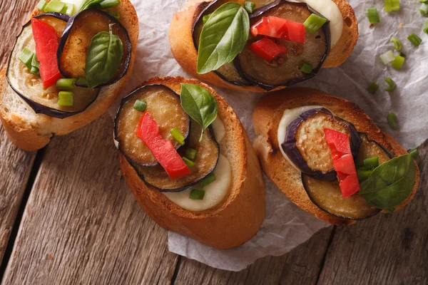 Crostini with aubergine and mozzarella closeup. Horizontal top v — 图库照片