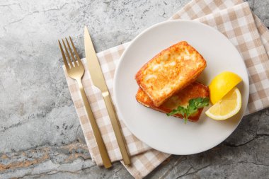 Saganaki otantik Yunan peyniri aperatifi masanın üstünde yakın plan. Yukarıdan yatay üst görünüm