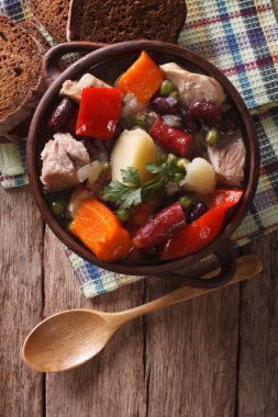 Geleneksel eintopf çorba tencerede kapatın. Dikey Üstten Görünüm