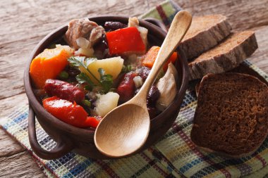 Geleneksel eintopf çorba, et, sosis ve sebze clos