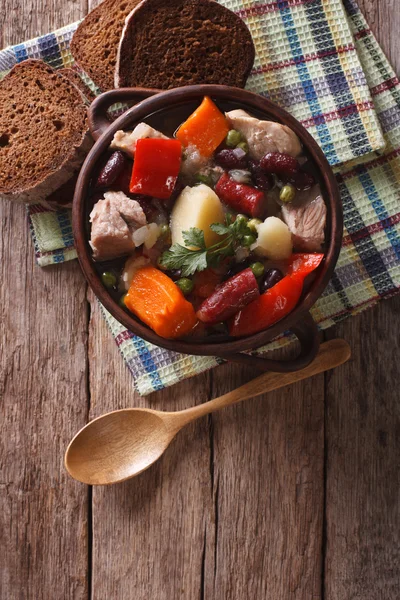 Zuppa tradizionale eintopf nella pentola sul tavolo. Piano verticale v — Foto Stock