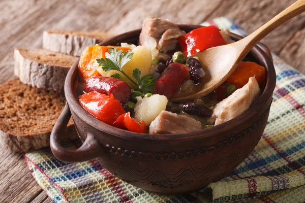 Sopa espesa Eintopf con carne y verduras de cerca. horizontal — Foto de Stock