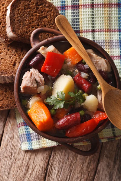 Eintopf con carne, salchichas y verduras primer plano. plano vertical — Foto de Stock