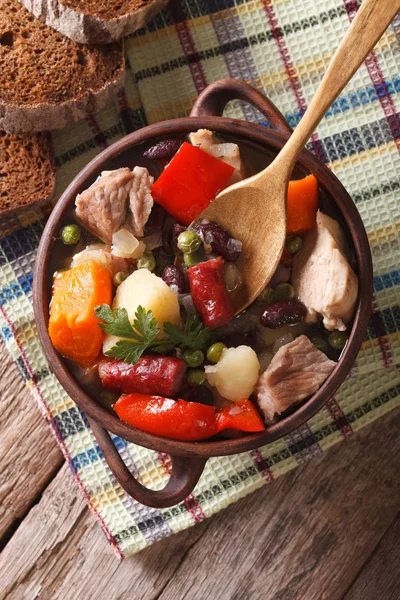Sup eintopf Jerman dengan daging dan sayuran close-up vertikal t — Stok Foto