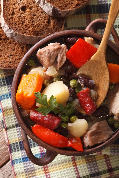 Sup Eintopf dengan ayam, babi dan sosis closeup atas vertikal — Stok Foto