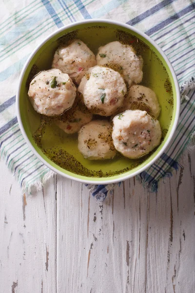 Canederli-Suppe auf dem Tisch. vertikale Ansicht von oben — Stockfoto