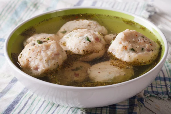 Brød dumplings canederli i en bouillon nærbillede. vandret - Stock-foto