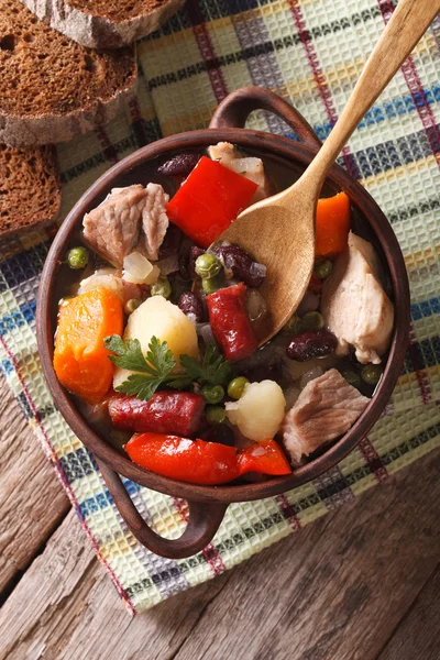 German eintopf soup with meat and vegetables close-up vertical t — Stock Image German eintopf soup with meat and vegetables close-up vertical t Royalty Free Stock Photos