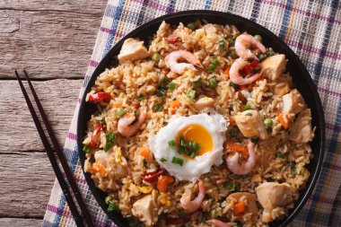 Nasi goreng ile tavuk, karides ve sebze closeup horizont