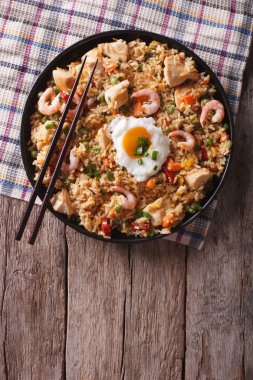 Nasi goreng tavuk, karides, yumurta ve sebzeler için dikey