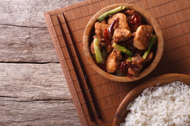 Bir kase kung pao tavuk fileto. Yatay Üstten Görünüm