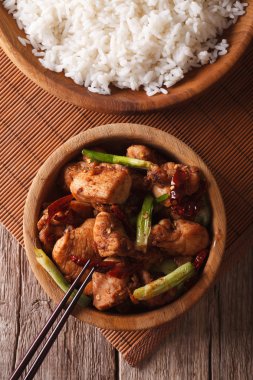 Kung pao tavuğu bir kase kadar yakın ve pirinç. Dikey Üstten Görünüm