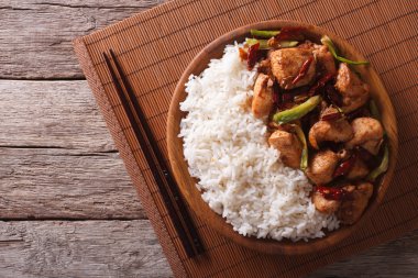 Pirinç ile baharatlı kung pao tavuğu. Yatay Üstten Görünüm
